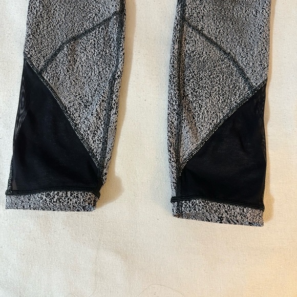 Lululemon High Rise Legging Side Pockets Gray, Black Mesh Around To Ankle Size 6 - Picture 5 of 9